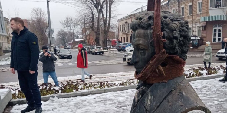 Меру Дніпра надійшло звернення з рф – поміняти демонтовані пам’ятники на дрова для населення. Він відповів (ФОТО)