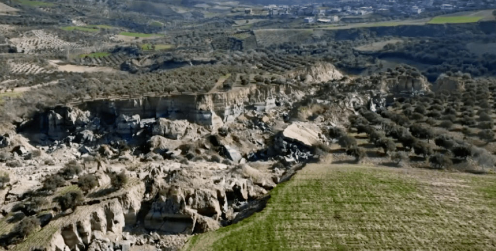 Після землетрусу в Туреччині з'явився гігантський розлом у землі (ВІДЕО) 1