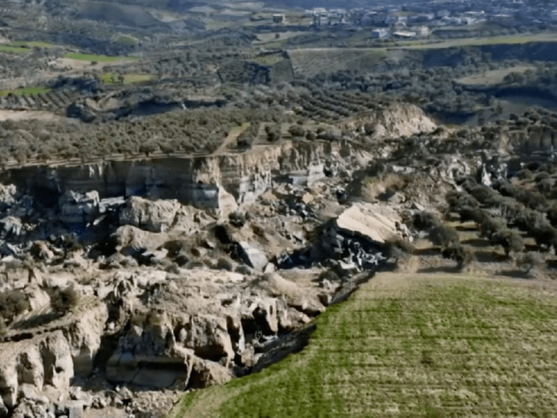 Після землетрусу в Туреччині з’явився гігантський розлом у землі (ВІДЕО)