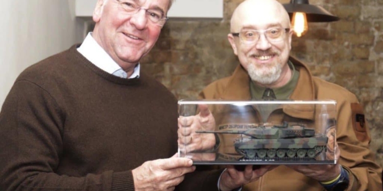 Міністр оборони Німеччини привіз перший Leopard – сувенірний. Але скоро буде багато, – Резніков