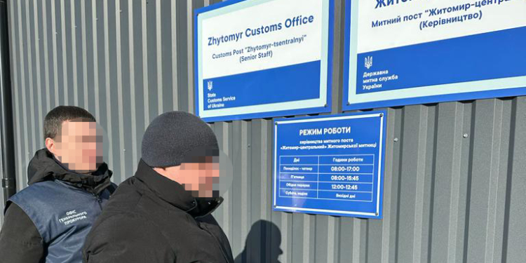 ДБР повідомило про підозру 5 інспекторам митного посту «Житомир-Центральний» – вони за гроші «не помічали» підроблених документів на автівки (ФОТО)