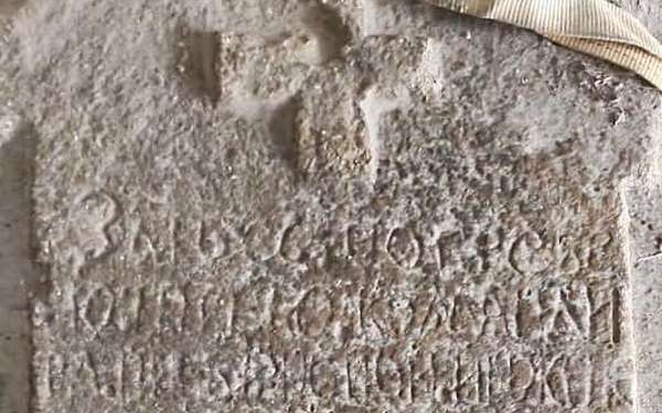 Російські окупанти грабують Миколаївщину: вони викопали на Кінбурні надгробну плиту отамана Сидора Білого і везуть її в Краснодар