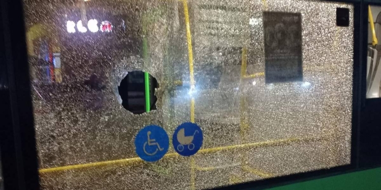 Нещасливий день для миколаївського комунального транспорту: пасажир розбив скло в «зеленому» автобусі (ФОТО)