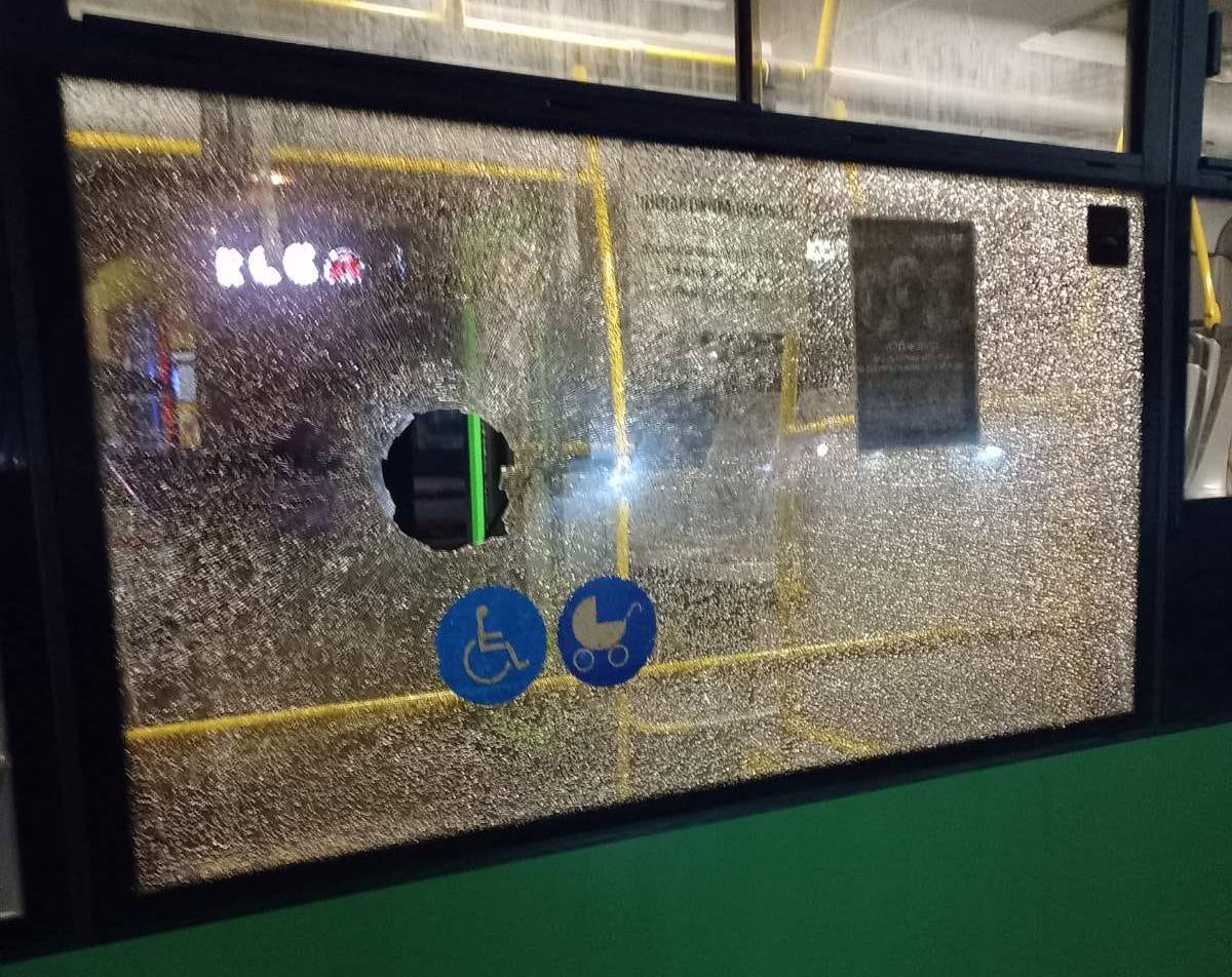 Нещасливий день для миколаївського комунального транспорту: пасажир розбив скло в «зеленому» автобусі (ФОТО)