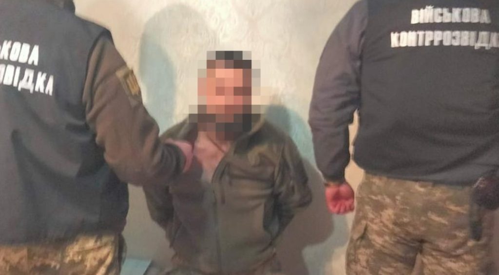 СБУ затримала зрадника-посадовця однієї з військових частин, який «зливав» ворогу дані про наступальні операції українських військ (ФОТО) 7