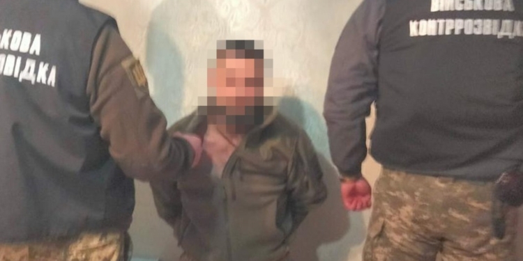 СБУ затримала зрадника-посадовця однієї з військових частин, який «зливав» ворогу дані про наступальні операції українських військ (ФОТО)