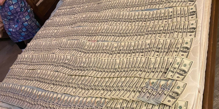 ДБР затримало одного із керівників митного поста «Чорноморськ-порт» на вимаганні хабаря за експорт зерна (ФОТО)