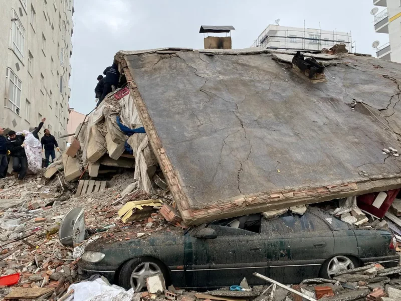 В Туреччині через землетрус вже тисячі жертв, постраждала Сирія (ВІДЕО)