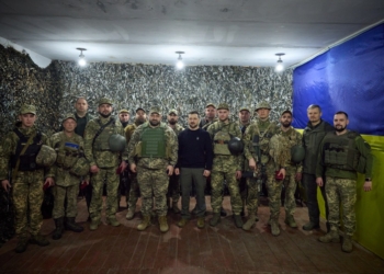 Зеленський на передових позиціях ЗСУ у Запорізькій області: подякував військовим і вручив нагороди (ВІДЕО)
