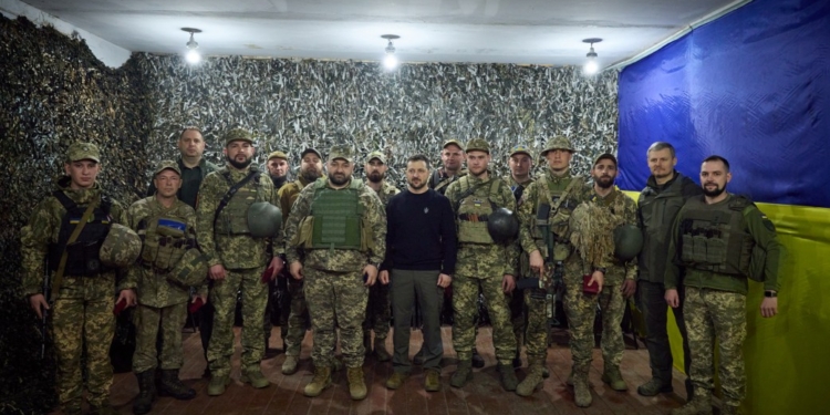 Зеленський на передових позиціях ЗСУ у Запорізькій області: подякував військовим і вручив нагороди (ВІДЕО)