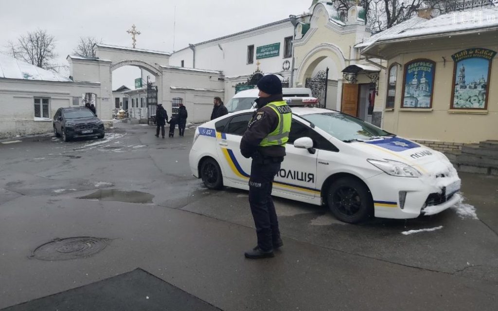 Сьогодні Московський патріархат повинен піти з Лаври. Що відбувається у храмі (ФОТО) 2