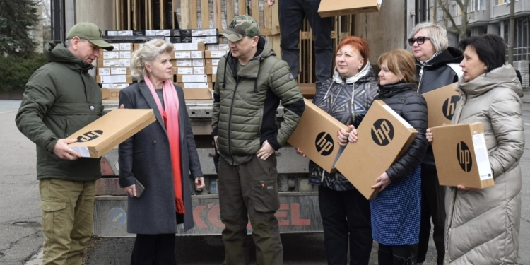 Освітянам Миколаївщини передали понад чотири тисячі ноутбуків (ФОТО)