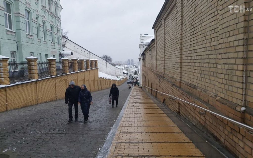 Сьогодні Московський патріархат повинен піти з Лаври. Що відбувається у храмі (ФОТО) 20