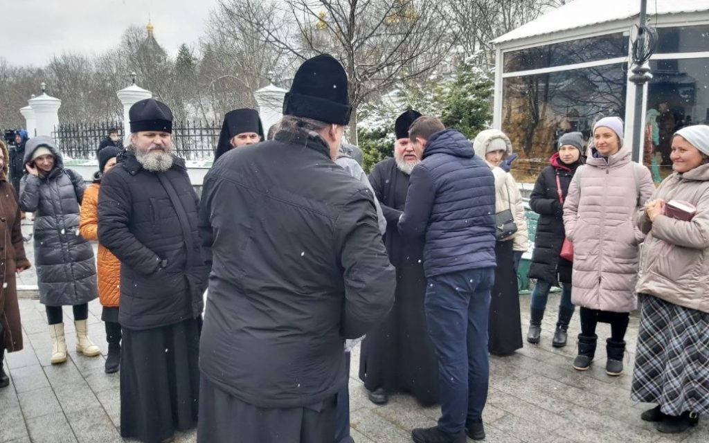 Сьогодні Московський патріархат повинен піти з Лаври. Що відбувається у храмі (ФОТО) 22