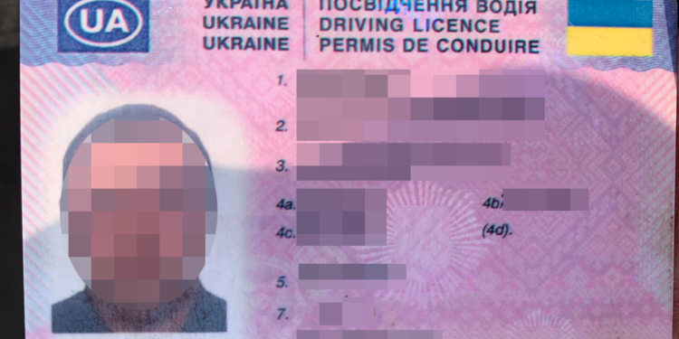 Підроблені водійські права та невідповідність кольору і номерів кузову з автівкою: що виявили на дорогах Миколаївщині патрульні (ФОТО)
