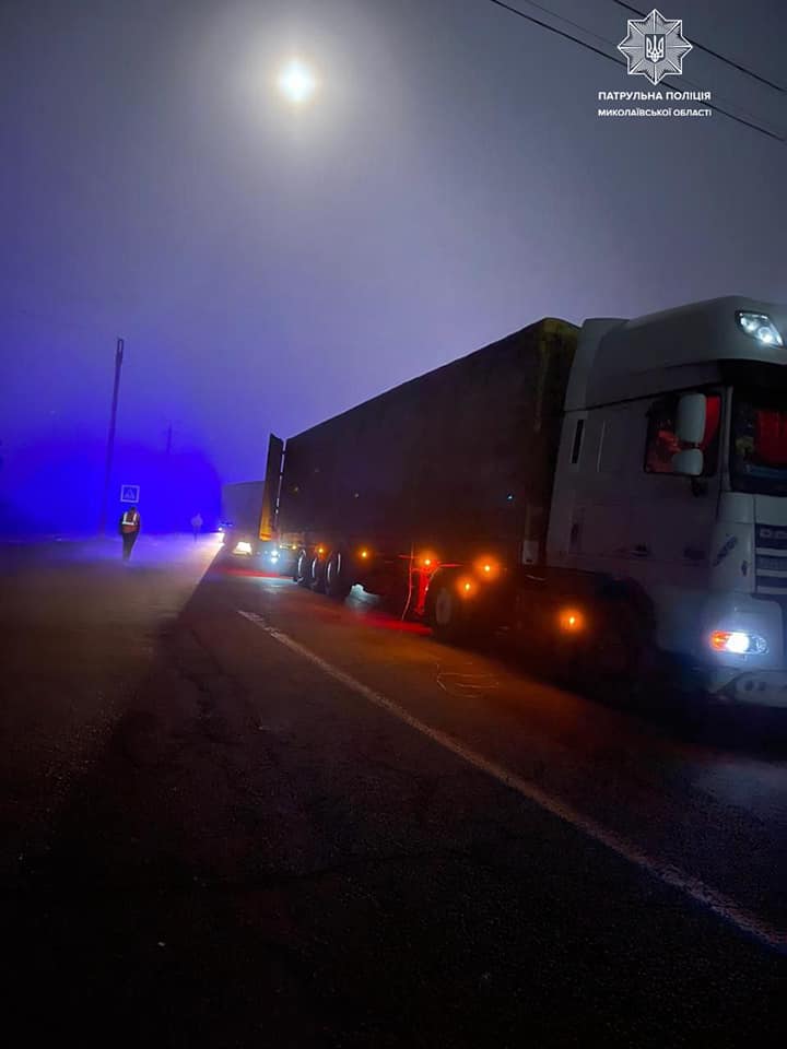 На трасі Миколаїв-Одеса зіткнулись дві вантажівки (ФОТО) 1