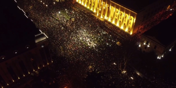 У Грузії протестувальники вирішили почати “облогу парламенту”