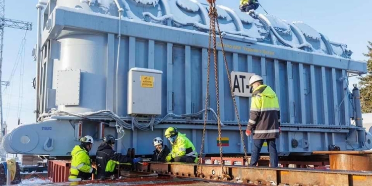 Україна отримала від Литви потужний автотрансформатор, що може забезпечити живленням до 200 тисяч домогосподарств (ФОТО)