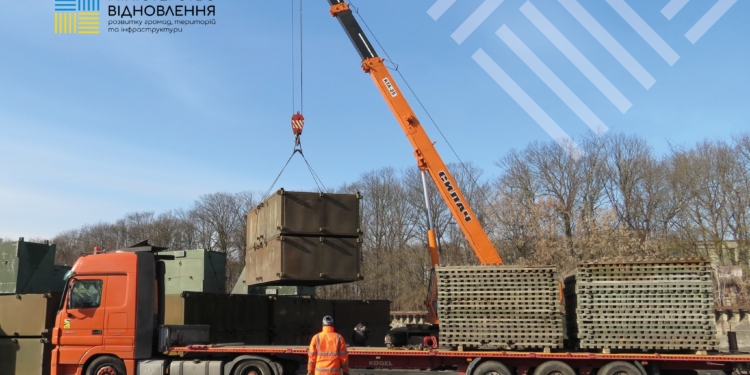 Швеція передала України ще 4 катери, які можна використовувати як тимчасові мости, і 14 секцій понтонів (ФОТО)