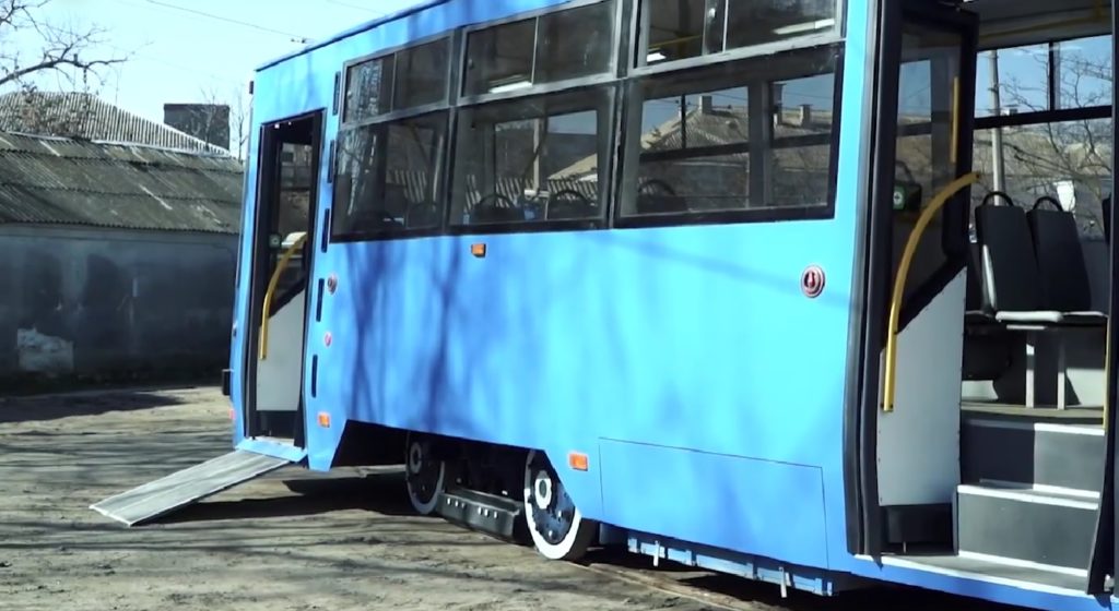 В Миколаєві показали реконструйований трамвай, який має USB-порти для заряджання гаджетів і низьку підлогу на одному зі входів (ВІДЕО) 1