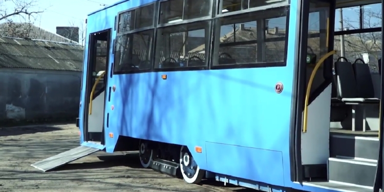 В Миколаєві показали реконструйований трамвай, який має USB-порти для заряджання гаджетів і низьку підлогу на одному зі входів (ВІДЕО)