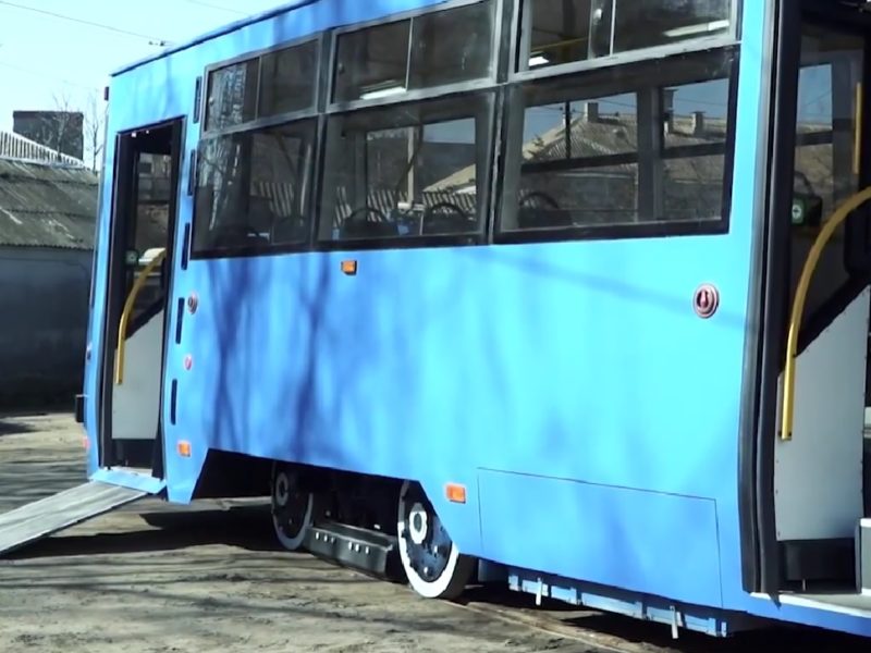 В Миколаєві показали реконструйований трамвай, який має USB-порти для заряджання гаджетів і низьку підлогу на одному зі входів (ВІДЕО)