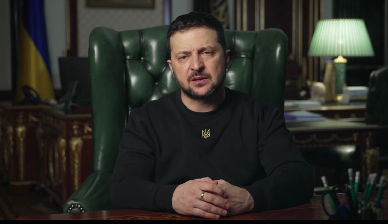 «Руїни, уламки й вирви від снарядів у землі – це автопортрет Росії, який вона малює там, де без Росії панує нормальне життя» – звернення Зеленського (ВІДЕО)