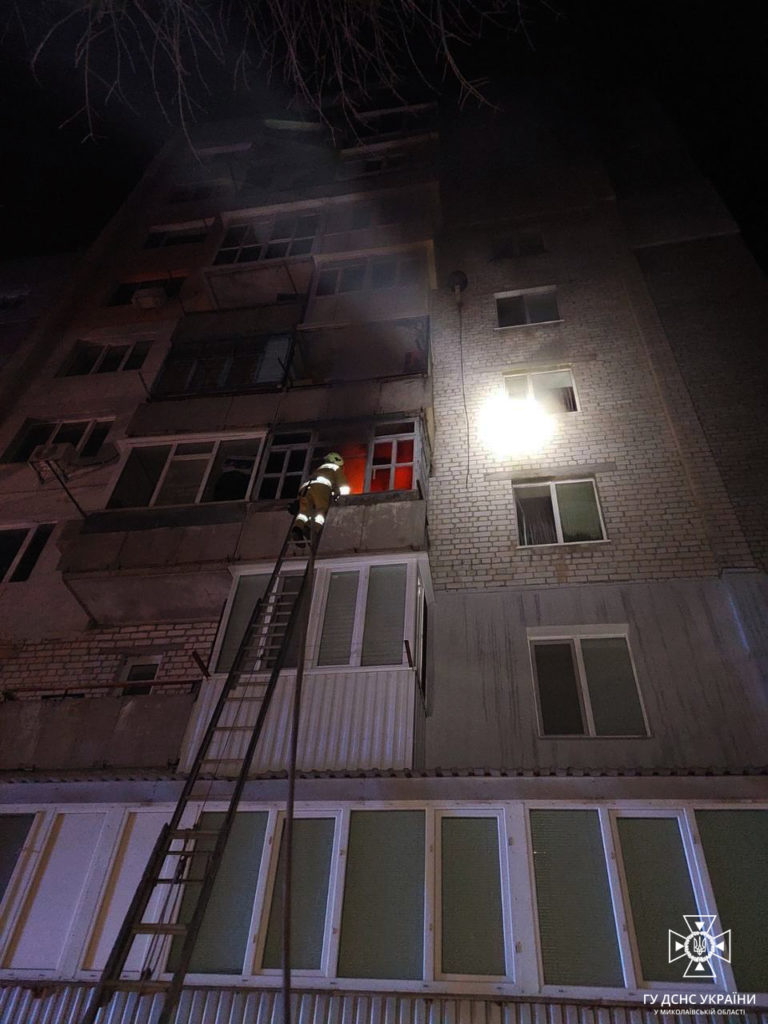 Дві пожежі в Миколаєві, на одній з яких врятували людину, і пожежа автівки: що гасили рятувальники протягом ночі (ФОТО) 1