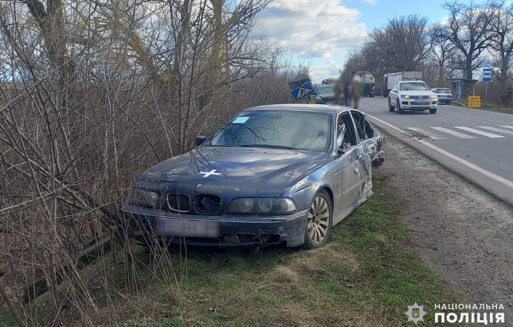 На Миколаївщині легковик врізався в припарковану вантажівку та збив насмерть людину, яка була поряд (ФОТО) 2