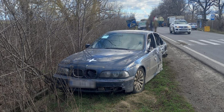 На Миколаївщині легковик врізався в припарковану вантажівку та збив насмерть людину, яка була поряд (ФОТО)