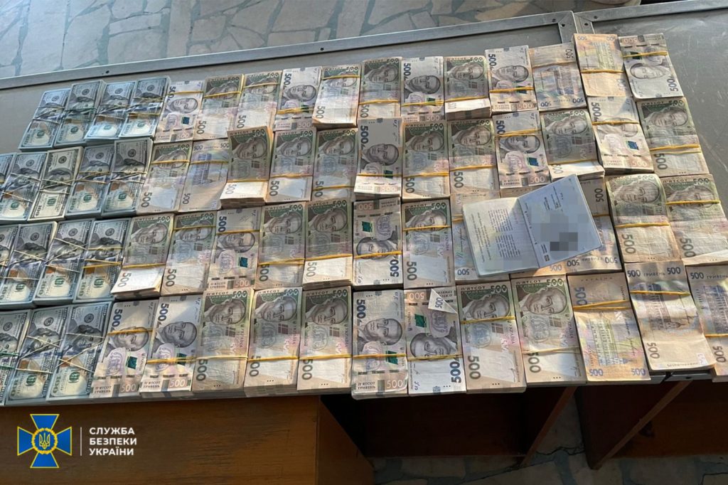 СБУ викрила ділків, які у валізах намагалися завезти в Україну готівку на 37 млн грн., викрадених на ТОТ (ФОТО) 1