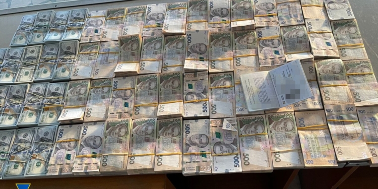 СБУ викрила ділків, які у валізах намагалися завезти в Україну готівку на 37 млн грн., викрадених на ТОТ (ФОТО)