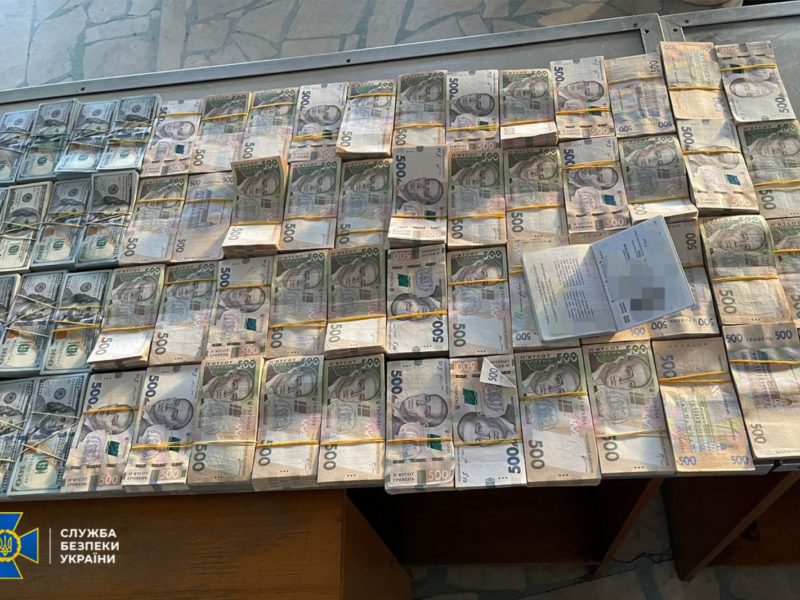 СБУ викрила ділків, які у валізах намагалися завезти в Україну готівку на 37 млн грн., викрадених на ТОТ (ФОТО)