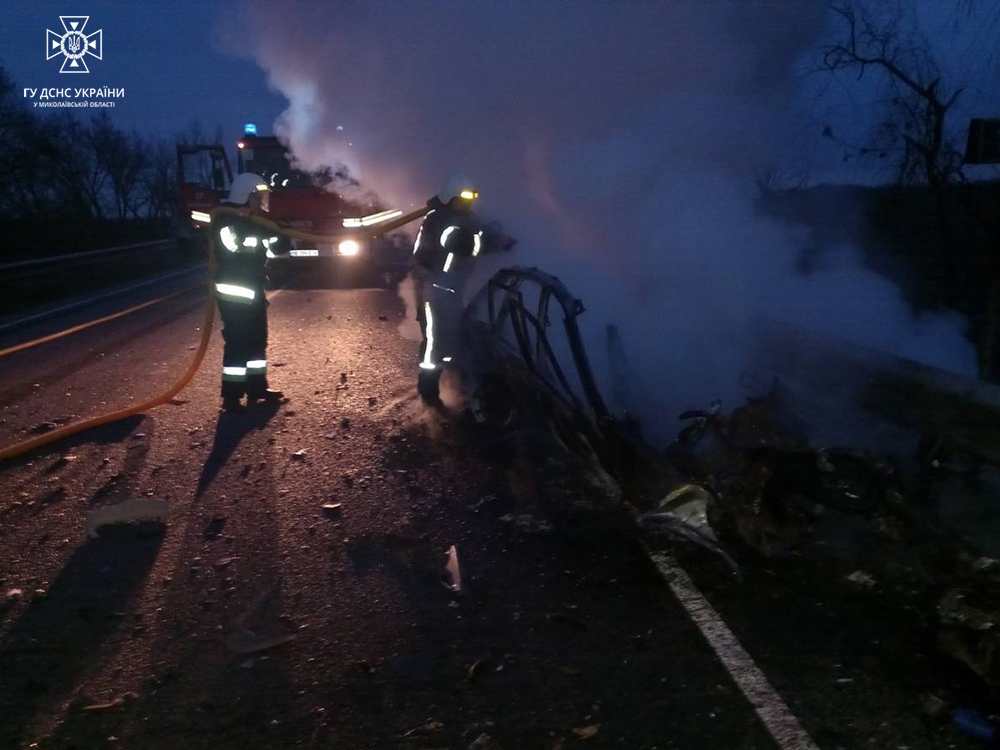 На Миколаївщині після ДТП спалахнула автівка – те, що залишилось, гасили рятувальники (ФОТО) 1