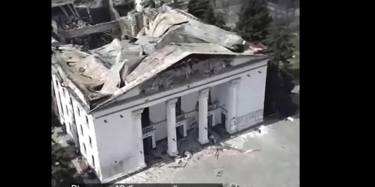 Надпис «Діти» не вберіг людей від російського терору. Сьогодні рік, як рашисти скинули бомбу на театр в Маріуполі (ВІДЕО)