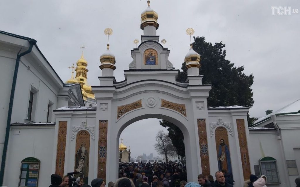 Сьогодні Московський патріархат повинен піти з Лаври. Що відбувається у храмі (ФОТО) 5