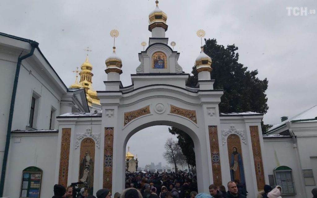 Сьогодні Московський патріархат повинен піти з Лаври. Що відбувається у храмі (ФОТО) 6