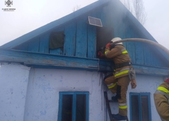 На Миколаївщині в Куцурубській громаді гасили дах будинку, який спалахнув не через обстріли (ФОТО)