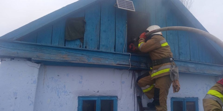 На Миколаївщині в Куцурубській громаді гасили дах будинку, який спалахнув не через обстріли (ФОТО)