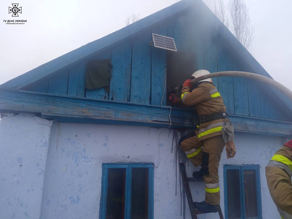 На Миколаївщині в Куцурубській громаді гасили дах будинку, який спалахнув не через обстріли (ФОТО) 1