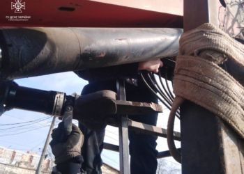 В Миколаєві руку чоловіка затисло в автомобільному маніпуляторі – визволяли рятувальники