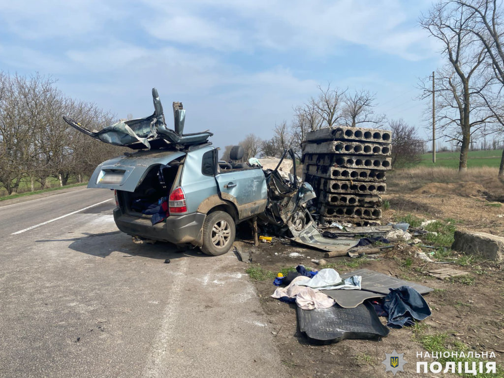 На Миколаївщині кросовер врізався в бетонні плити – автівка спалахнула, водій загинув (ФОТО) 1