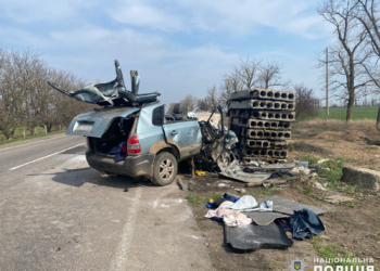 На Миколаївщині кросовер врізався в бетонні плити – автівка спалахнула, водій загинув (ФОТО)