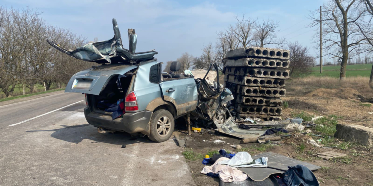 На Миколаївщині кросовер врізався в бетонні плити – автівка спалахнула, водій загинув (ФОТО)