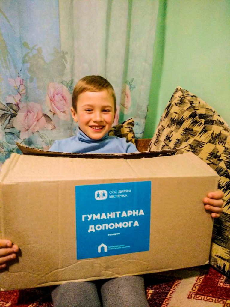 Програма екстреної допомоги SOSДІТИ в Миколаєві: ще 35 наборів необхідного приладдя для навчання передано юним миколаївцям (ФОТО) 1