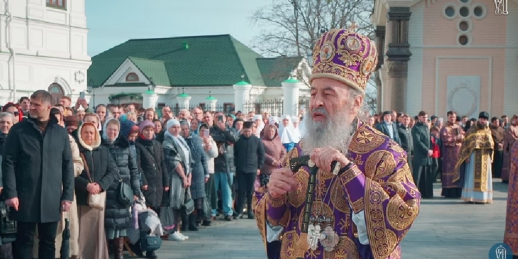 Московський патріархат готує провокації? На недільній службі в Лаврі тисячі вірян закликали «відстоювати святе православ’я» (ВІДЕО)