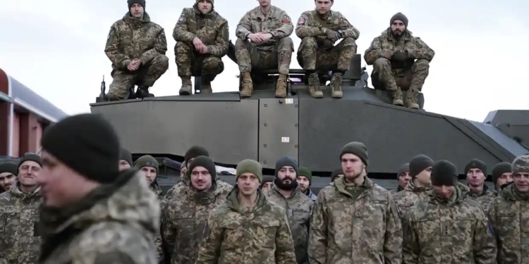 Українські військові завершили навчання у Британії на танках Challenger 2