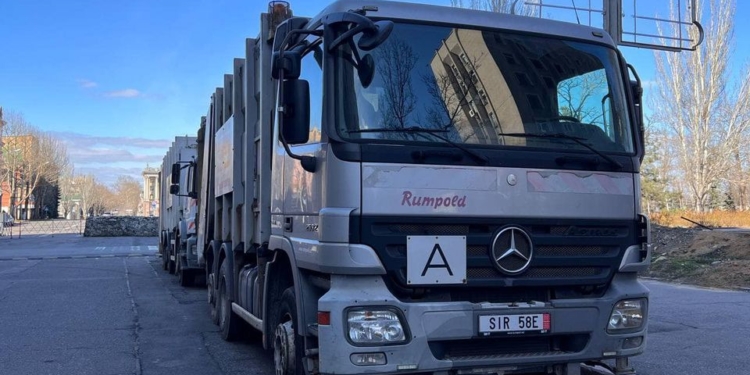 Для комунальних закладів двох громад Миколаївщини передали машини-сміттєвози (ФОТО)