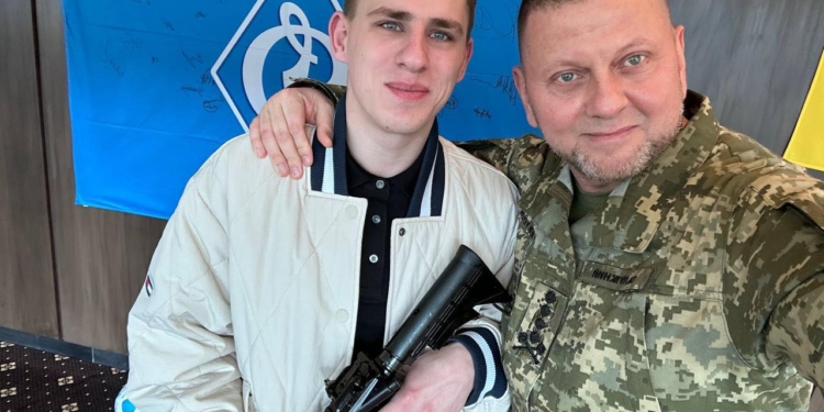 «Золотий Хрест» та нагородна зброя: відео бою, за який солдата 92-ї бригади Руслана Зубарева особисто нагородив Валерій Залужний (ВІДЕО)