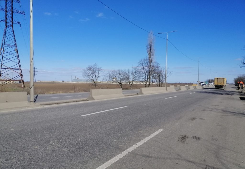 На автодорозі Дніпро-Миколаїв почали відновлювати бар’єрне огородження (ФОТО) 1